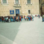 14 aprile 1992 Urbino Palazzo Ducale Fila di visitatori per la mostra