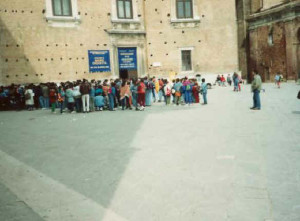 14 aprile 1992 Urbino Palazzo Ducale Fila di visitatori per la mostra